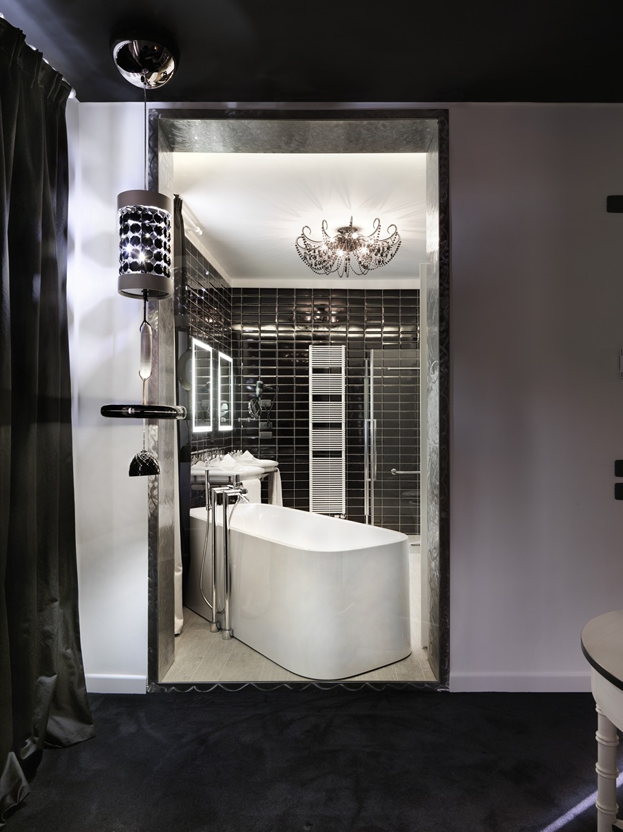 Bagno di lusso moderno monocromatico. Progetto di interior design di Bertelè Mobili (Verona)