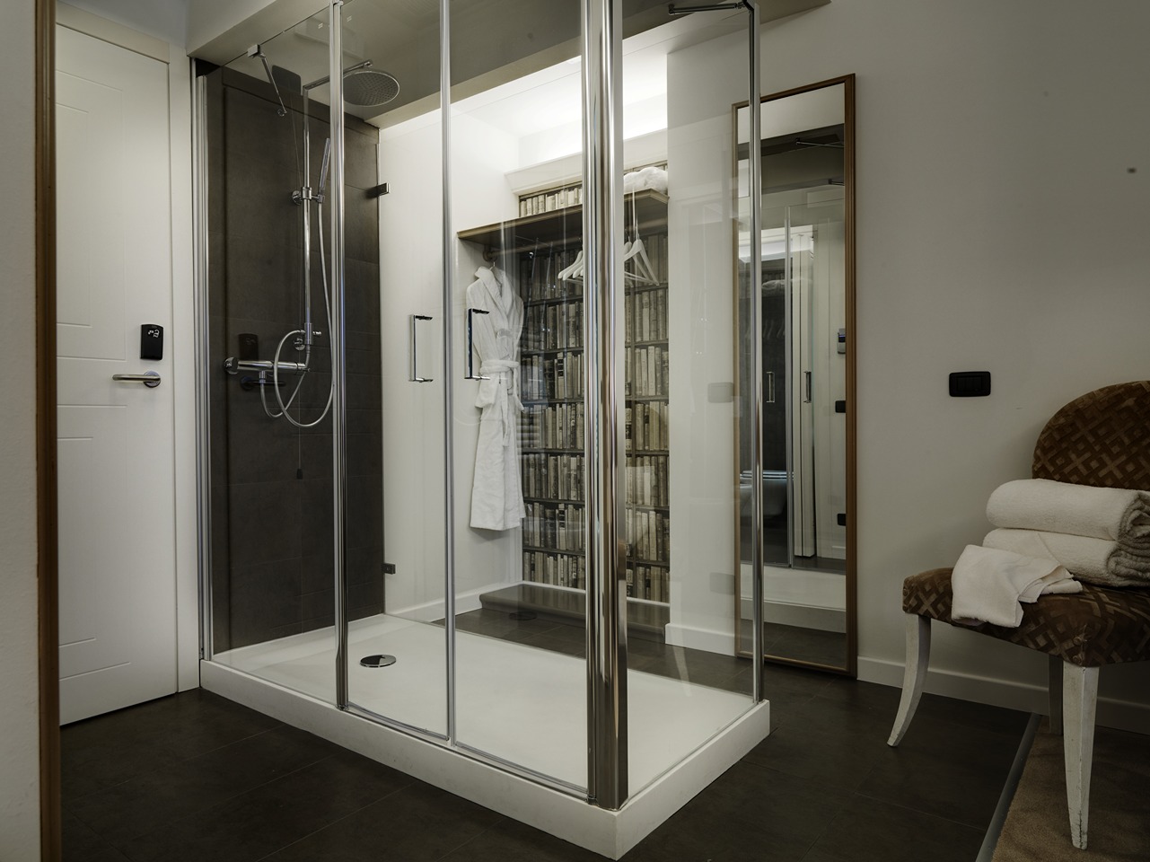 Bagno moderno per camera hotel di lusso. Progetto di design a cura di Bertelè Mobili