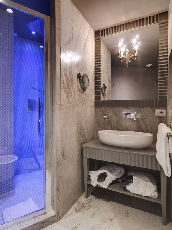 Bagno moderno di lusso in HT6 Hotel. Progetto di interior design hospitality di Bertelè Mobili (Verona)