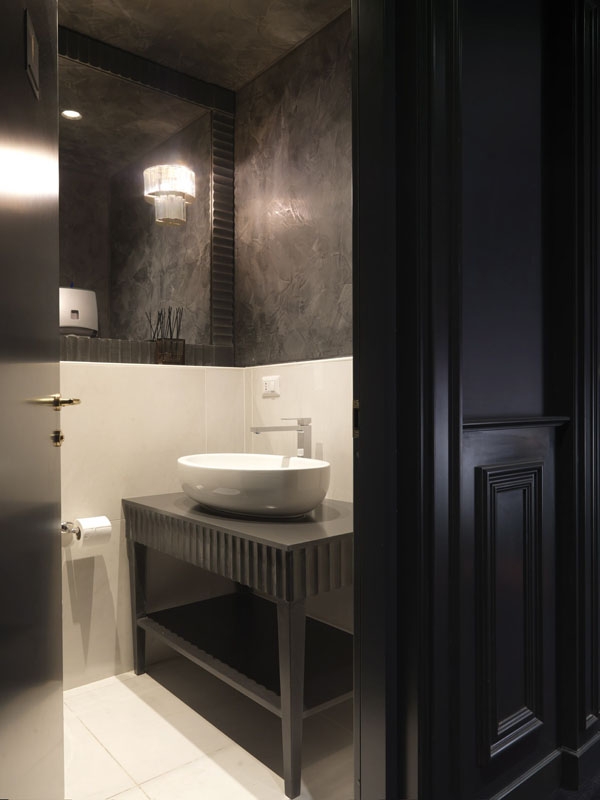 Bagno moderno di lusso in HT6 Hotel. Progetto di interior design hospitality di Bertelè Mobili (Verona)