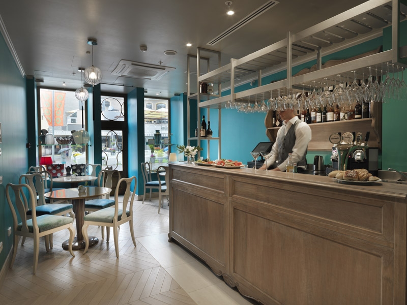 Area bar con arredo e sgabelli di design, interior design per hospitality di alto profilo, Bertelè Mobili