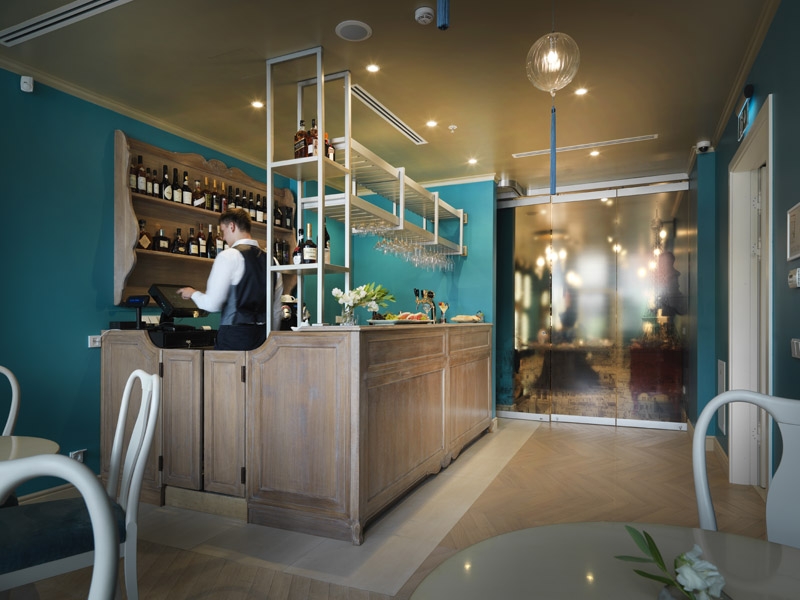 Arredo per area bar Hotel Le Chevalier, interior design di lusso di Bertelè Mobili