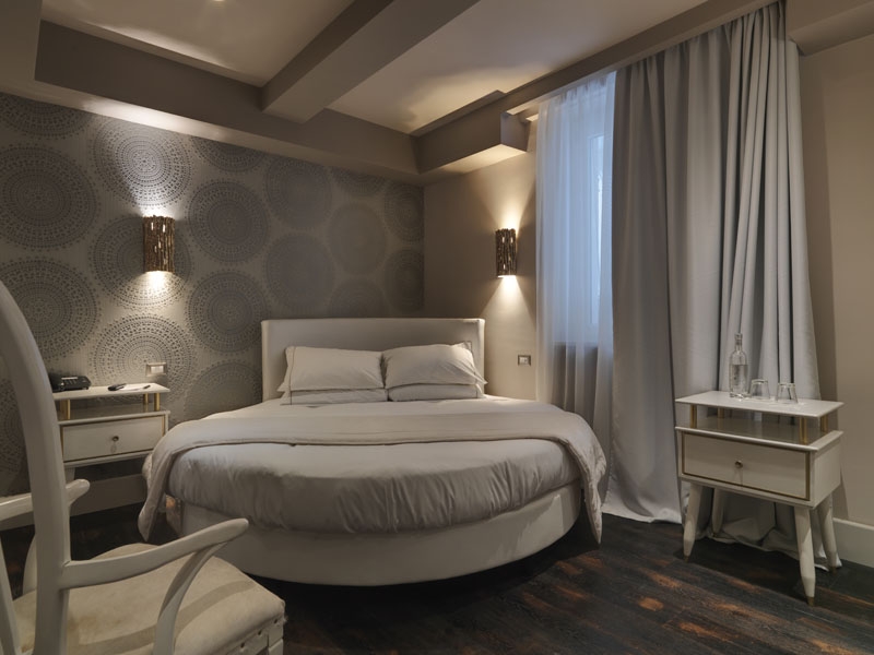 Letto rotondo in camera hotel di lusso moderno. Progetto di Bertelè Mobili