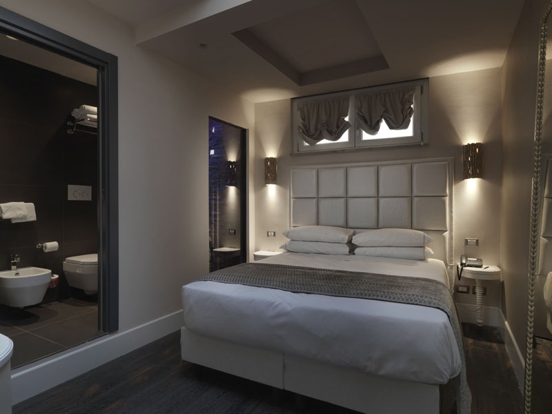 Camera hotel moderna di lusso. Progetto di interior design di Bertelè Mobili