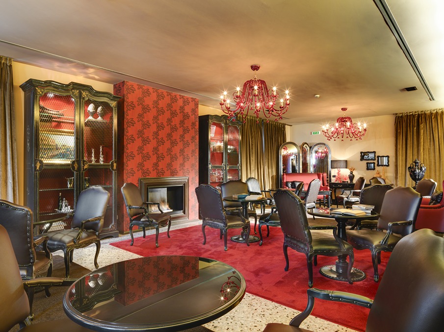 Lounge area stile classico, tavoli e sedie in legno. Tappeto, tende e lampadari rosso. Interior design per hotel di lusso, Bertelè Mobili