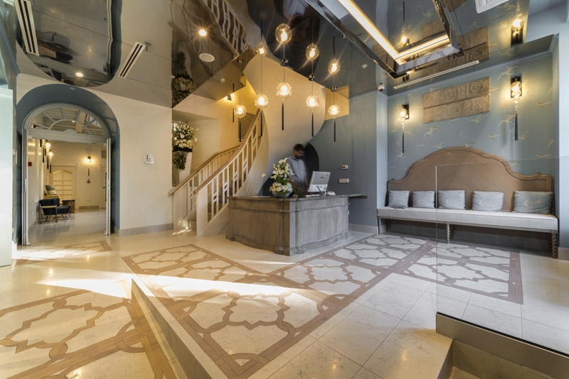 Reception Hotel Le Chevalier, progetto di interior design contract a cura di Bertelè Mobili