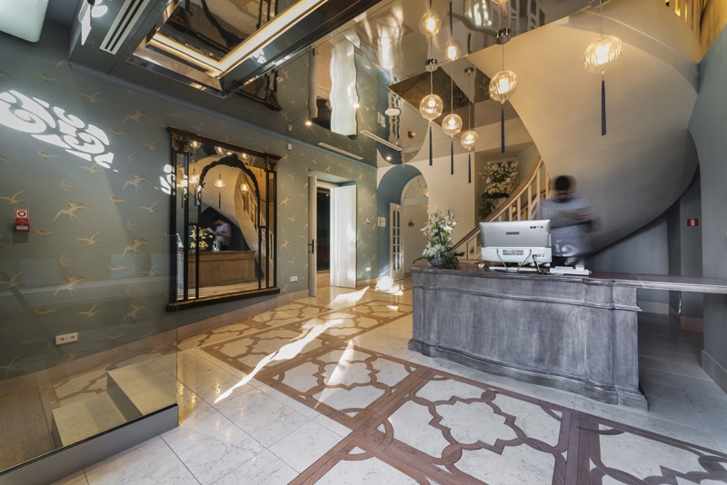 Reception are per Hotel Le Chevalier, progetto di interior design contract a cura di Bertelè Mobili