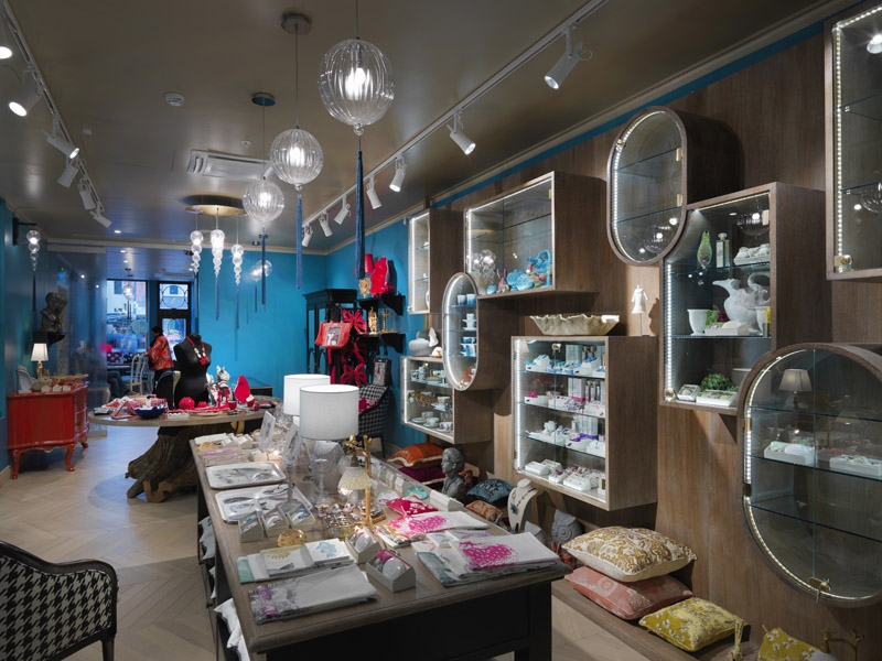 Arredo per area shop nel Hotel Le Chevalier, interior design a cura di Bertelè Mobili