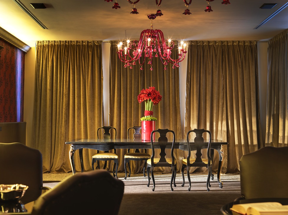 Tavolo e sedie stile classico per lounge area in hotel di lusso. Design a cura di Bertelè Mobili