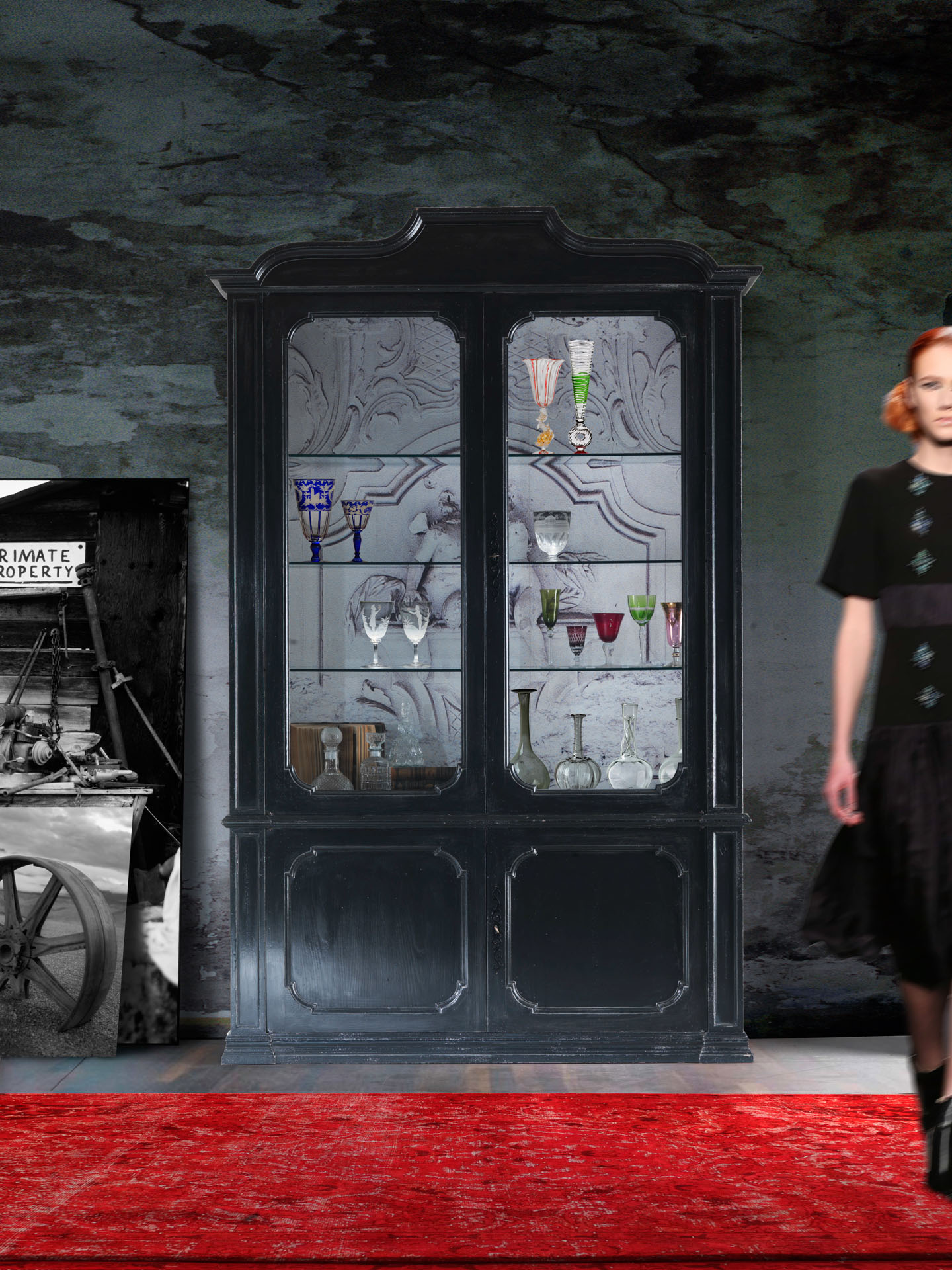 Elegante vetrina nera in stile classico, stile industrial vintage. Interior design di Bertelè Mobili (azienda di progettazione arredo di Verona)