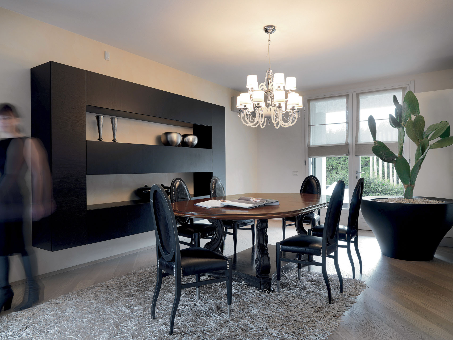 Arredo di lusso per sala da pranzo. Design moderno con mobili neri, tavolo e sedie per sala da pranzo. Interior design a cura di Bertelè Mobili (azienda di interior design e progettazione di mobili di lusso a Verona)