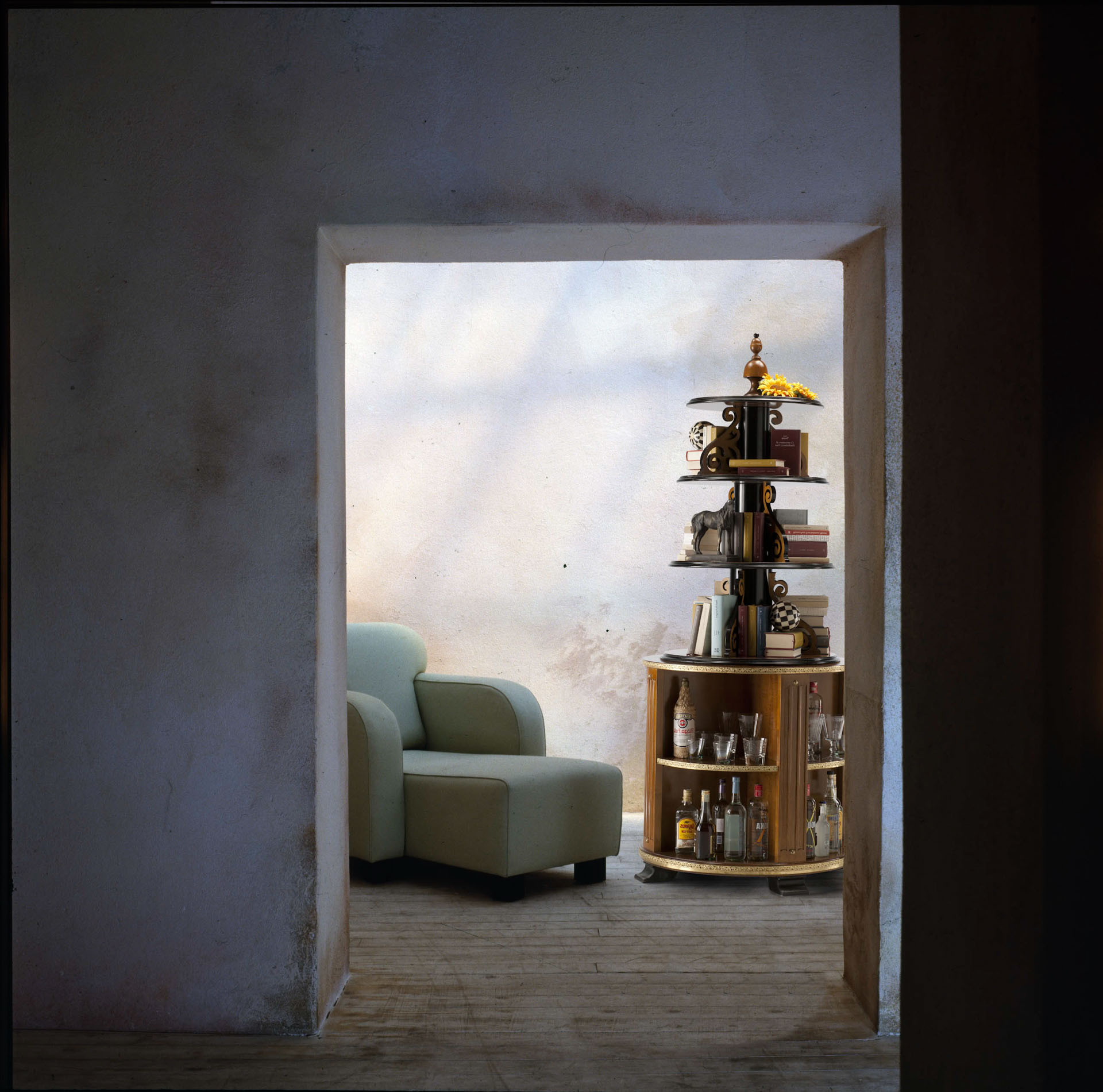 Chaise longue e mobile bar / libreria. Interior design a cura di Bertelè Mobili