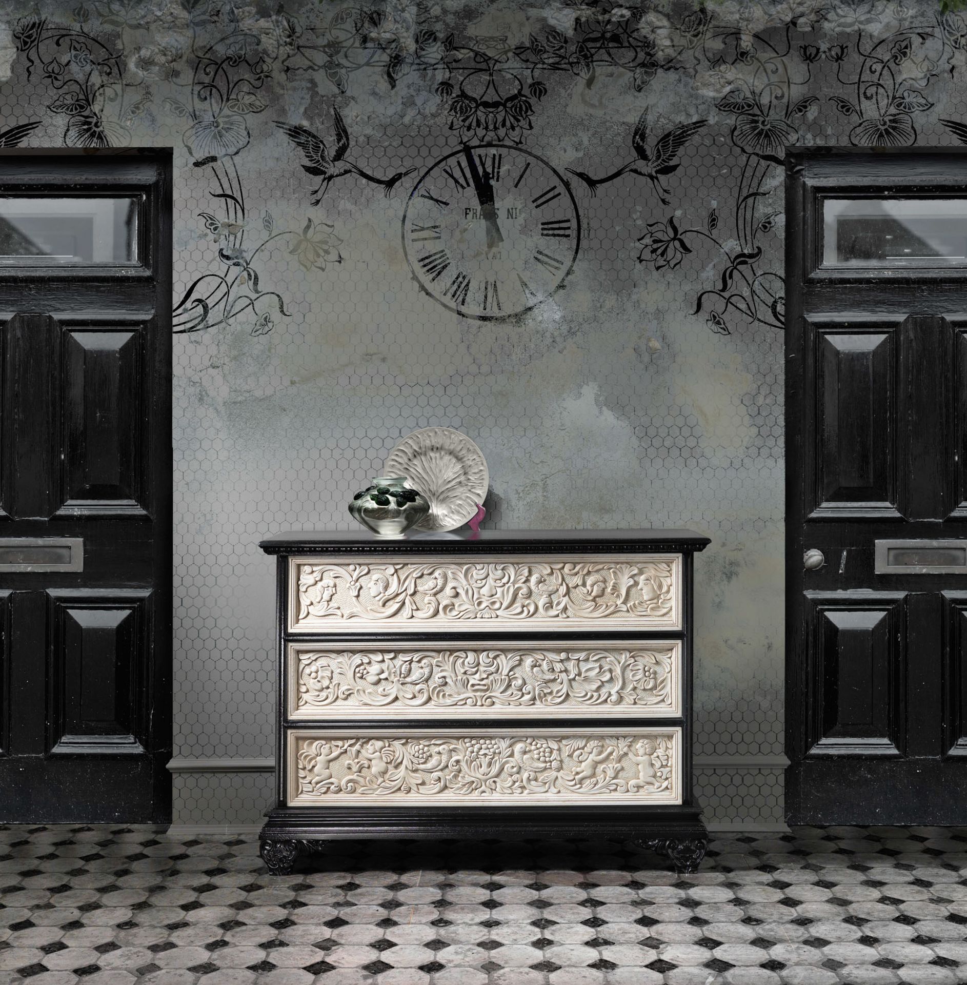 Comò di lusso con tre cassetti finemente intagliati in bianco su struttura nera, posizionato in un interno artistico. Interior design firmato Bertelè Mobili (Verona).