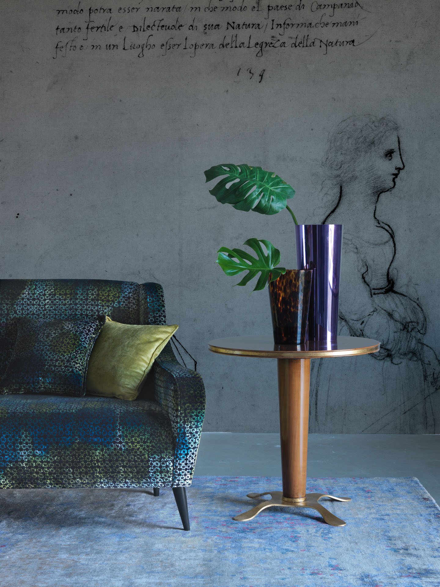 Living moderno con divano in tessuto e tavolino in legno con vasi. Progetto di interior design di Bertelè Mobili