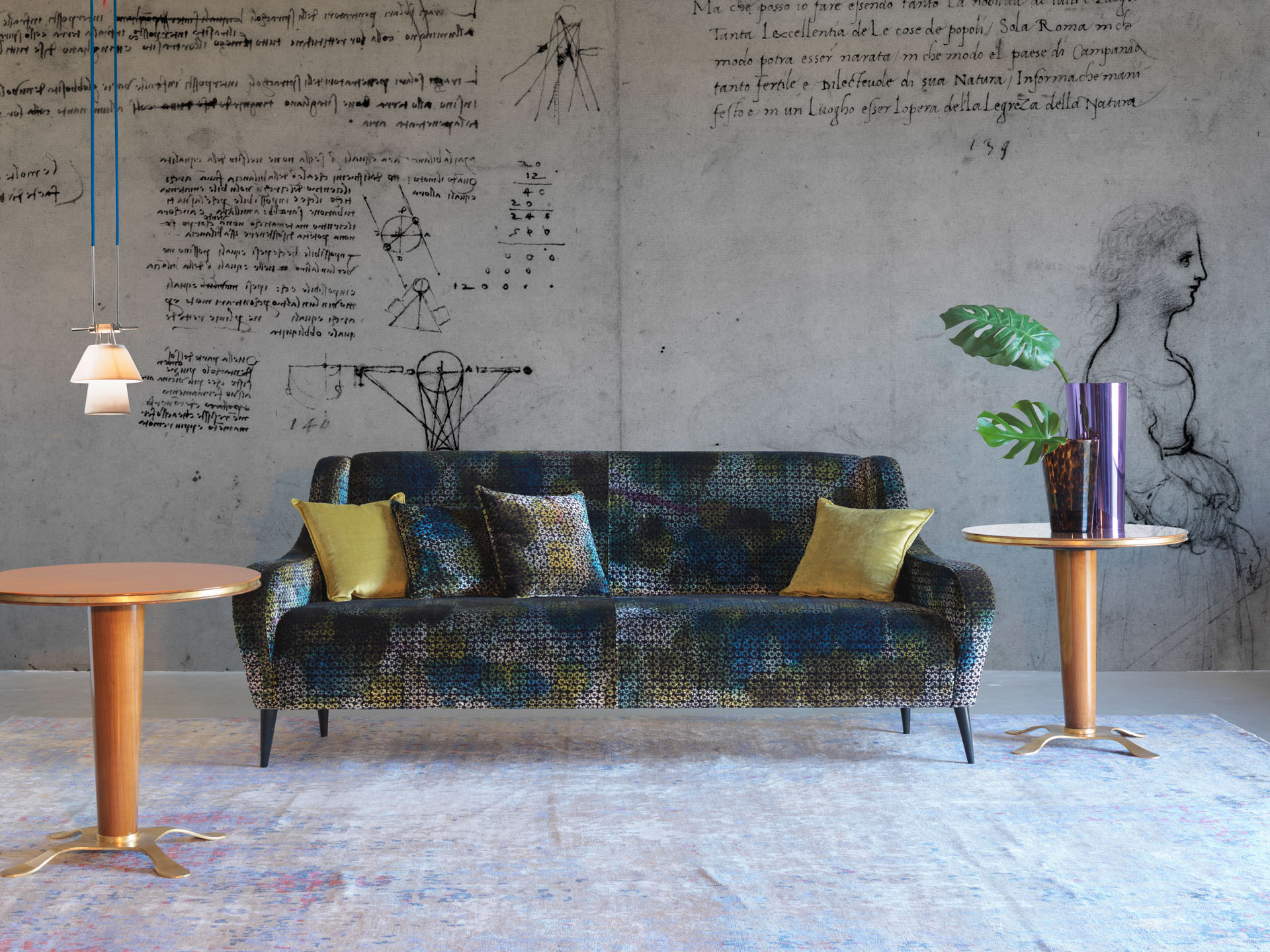 Divano moderno in tessuto con coppia di tavolini in legno. Progetto di interior design di Bertelè Mobili