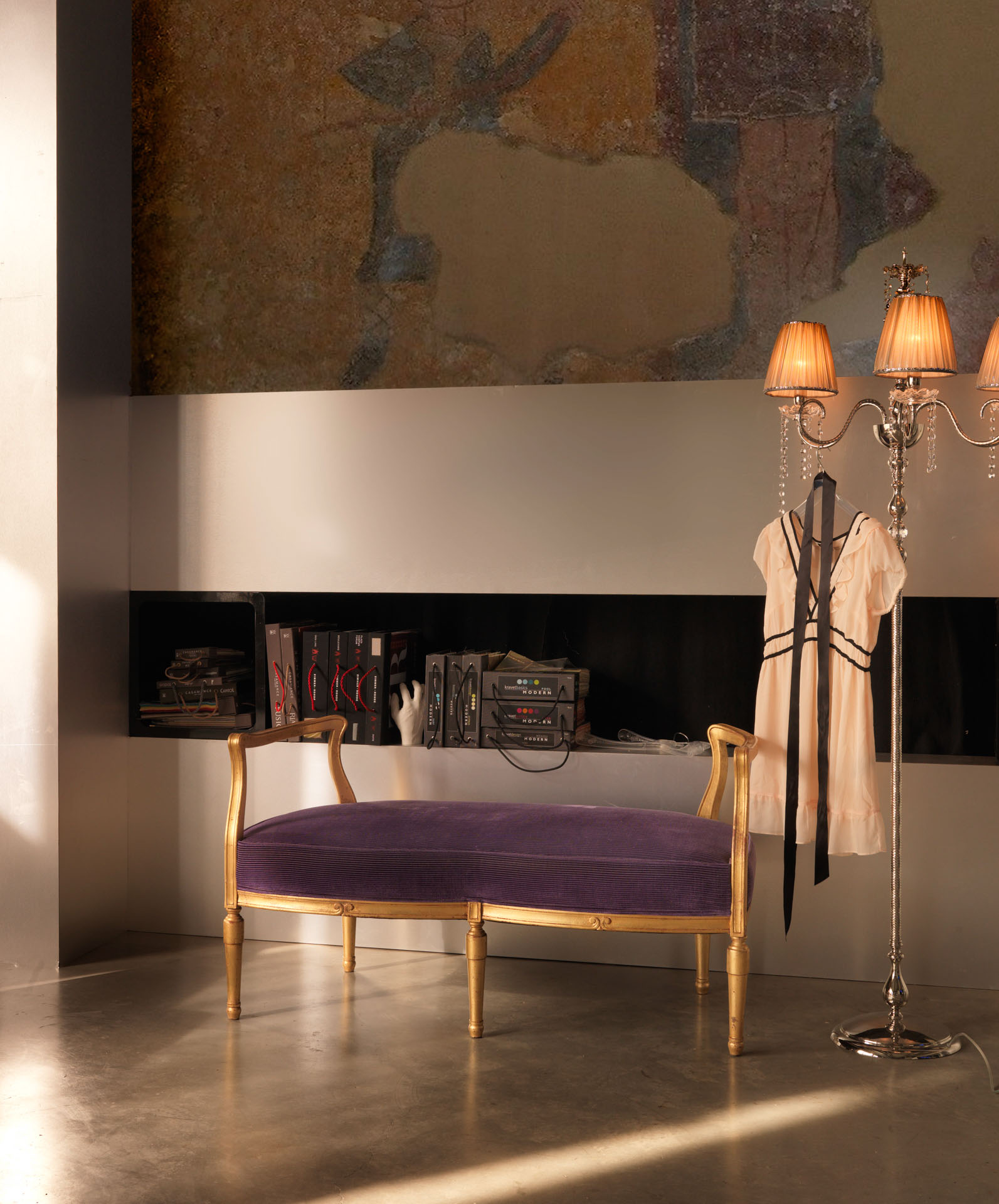 Panca classica in legno dorato e velluto viola in un interno moderno con lampada vintage. Interior design a cura di Bertelè Mobili.