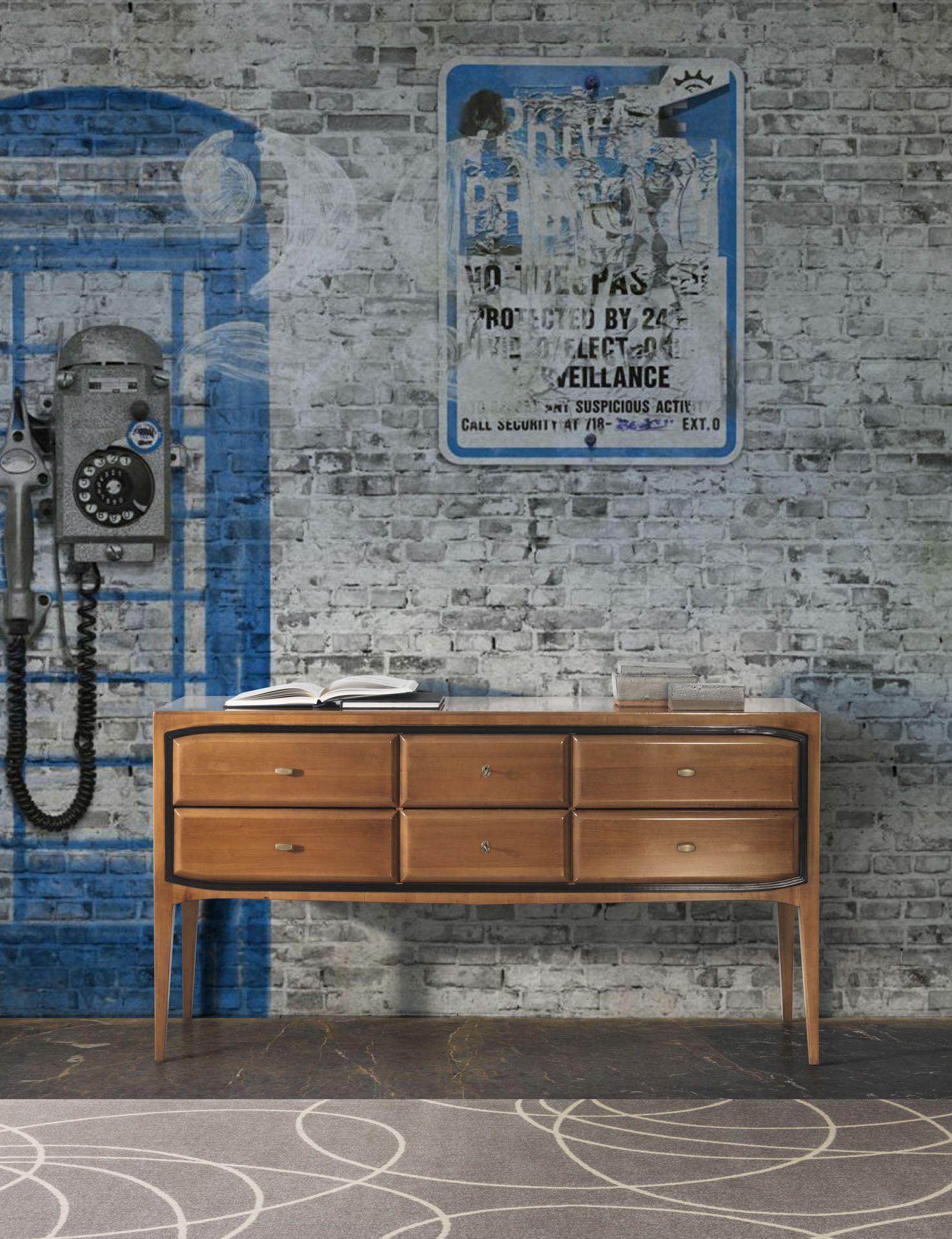 Mobile contenitore in legno chiaro con sei cassetti, interior design per loft urban con parete in mattoni e graffiti blu.