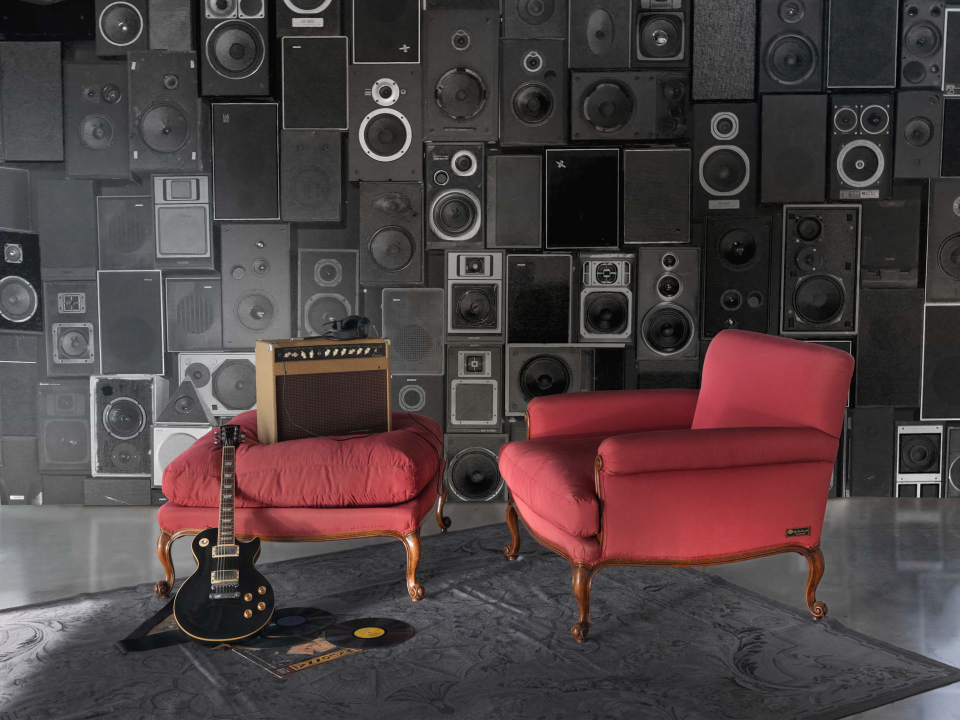 poltrona rossa in studio musicale, progetto di interior design di Bertelè Mobili (studio di progettazione di arredo di lusso di Verona)