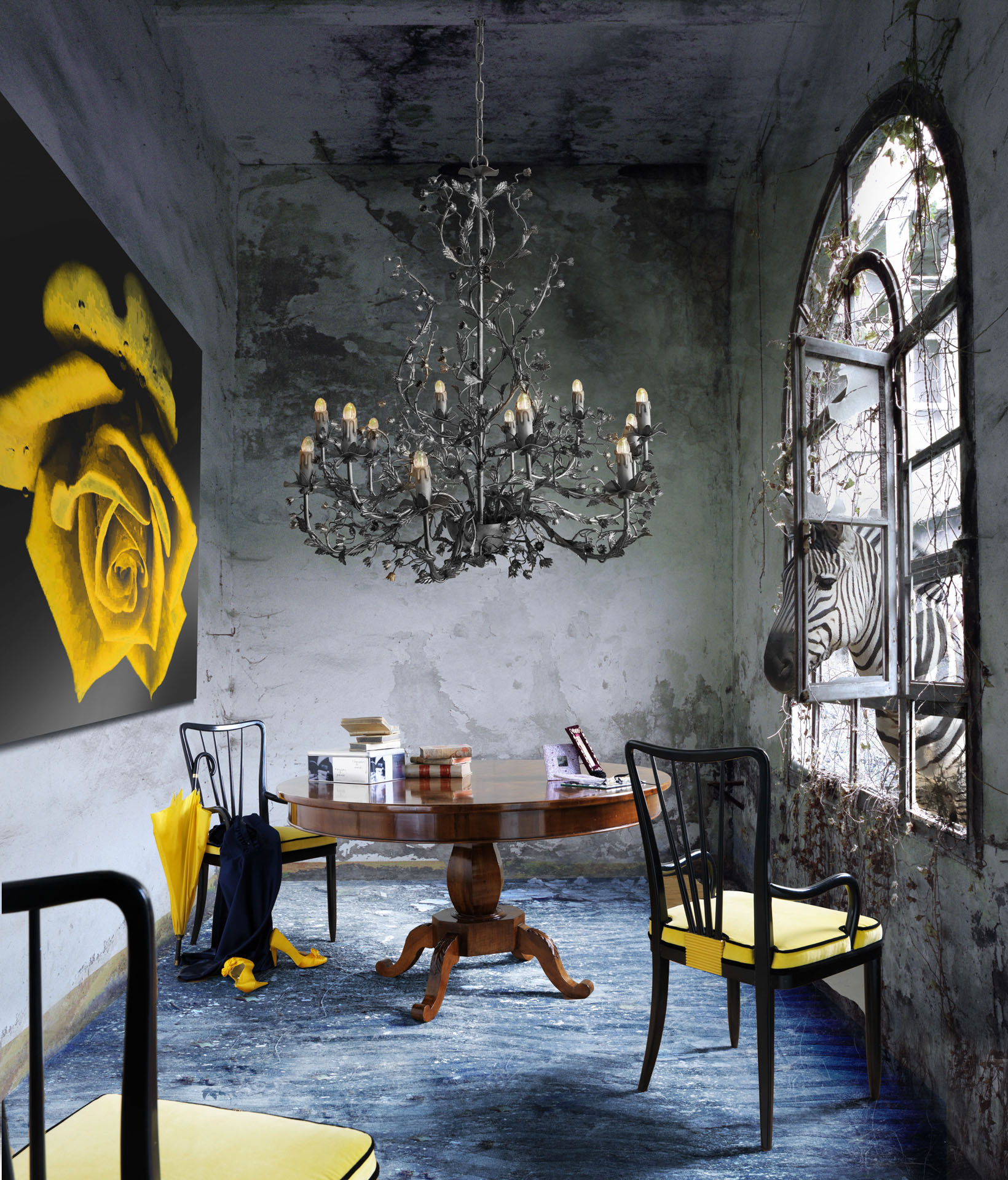 Tavolo e sedie in ambiente surreale. Progetto interior design di Bertelè Mobili