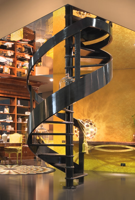Moderna scala elicoidale in ferro nero in un interno di lusso. Interior design di Bertelè Mobili