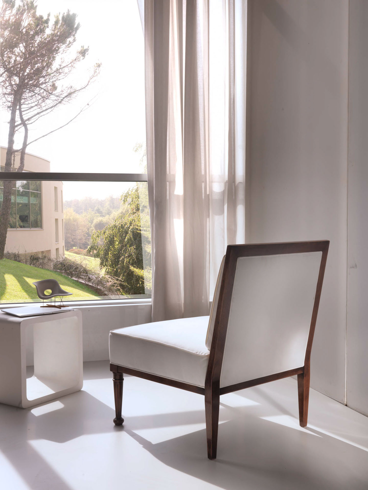 Sedia moderna in legno e tessuto bianco per ambiente di lusso. Progetto di arredo firmato Bertelè Mobili (azienda di interior design di Verona)