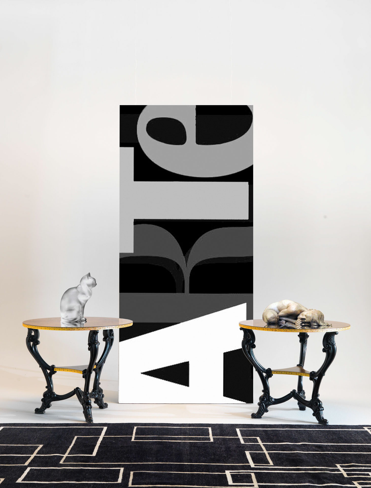 Coppia di tavolini da salotto stile classico, in legno e ferro con sculture artistiche e tappeto contemporaneo geometrico. Interior design di lusso, firmato Bertelè Mobili (azienda di Verona)