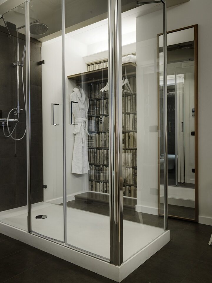 Bagno moderno per camera hotel di lusso. Progetto di design a cura di Bertelè Mobili