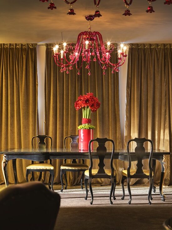 Tavolo e sedie stile classico per lounge area in hotel di lusso. Design a cura di Bertelè Mobili